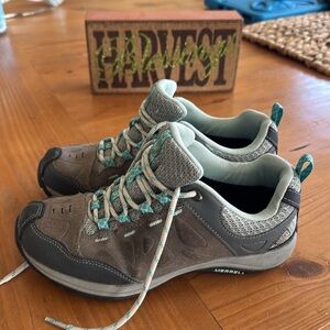 Women’s Merrell hiking boots with gray and teal coloring!